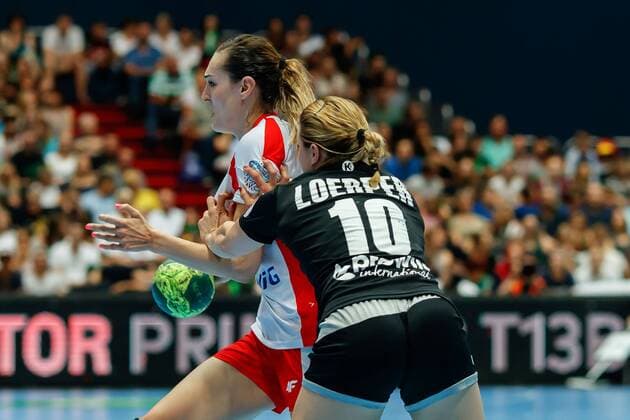Muenchen, Deutschland, 06.06.2018, Handball Laenderspiel der Frauen, Deutschland - Polen, Kinga Achruk (POL) und Anna Loerper (GER) im Zweikampf ( DeFodi507