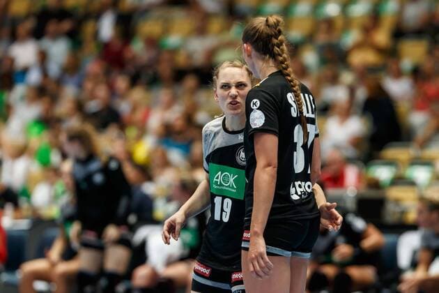 Bilder des Tages - SPORT Muenchen, Deutschland, 06.06.2018, Handball Laenderspiel der Frauen, Deutschland - Polen, Maike Schirmer (GER) und Alicia Stolle (GER) diskussion ( DeFodi507