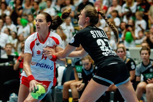 Muenchen, Deutschland, 06.06.2018, Handball Laenderspiel der Frauen, Deutschland - Polen, Karolina Kudlacz-Gloc (POL) und Alicia Stolle (GER) im Zweikampf ( DeFodi507