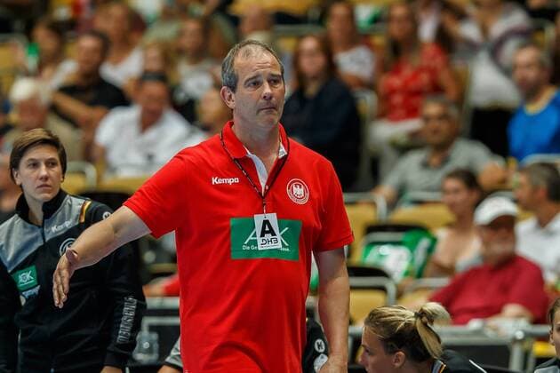 Muenchen, Deutschland, 06.06.2018, Handball Laenderspiel der Frauen, Deutschland - Polen, Bundestrainer Henk Groener (GER) gestikuliert, gestik ( DeFodi507