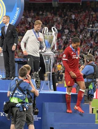 26.05.2018, Fussball UEFA Championsleague Finale 2018, Real Madrid - FC Liverpool, im Olympiastadion Kiew (Ukraine). Aleksander Ceferin (li, SLO, FIFA) übergibt Trainer Jürgen Klopp (FC Liverpool) die Medaille für den Zweitplazierten bei der Siegerehrung nach dem Spiel. re: Virgil Van Dijk (FC Liverpool).