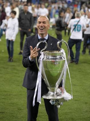 26.05.2018, Fussball UEFA Championsleague Finale 2018, Real Madrid - FC Liverpool, im Olympiastadion Kiew (Ukraine). Trainer Zinedine Zidane (Real Madrid) nach dem Sieg mit dem Pokal.