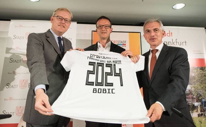Bilder des Tages - SPORT 07.06.2018, xfux, Fussball EM 2024, Pressekonferenz Vorstellung EM-Botschafter der Stadt Frankfurt am Main zur Bewerbung UEFA EURO EM Europameisterschaft Fussball 2024, emspor v.l. Markus Frank (Dezerent fuer Wirtschaft, Sicherheit und Feuerwehr der Stadt Frankfurt am Main), Fredi Bobic (Mitglied des Vorstandes Eintracht Frankfurt Fussball AG), Peter Feldmann (OB Oberbuergermeister der Stadt Frankfurt am Main) Frankfurt
