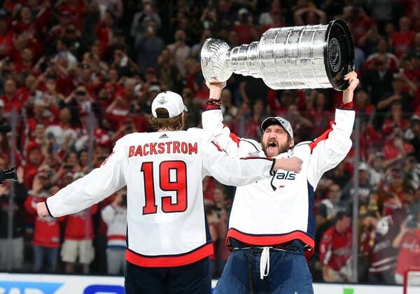 Themen der Woche - SPORT KW23 Bilder des Tages - SPORT NHL, Washington Capitals erstmals Champion LAS VEGAS, NV - JUNE 07: Washington Capitals Left Wing Alex Ovechkin (8) hands the Stanley Cup to Washington Capitals Center Nicklas Backstrom (19) to celebrate defeating the Las Vegas Golden Knights 4-3 during game 5 of the Stanley Cup Final between the Washington Capitals and the Las Vegas Golden Knights on June 07, 2018 at T-Mobile Arena in Las Vegas, NV. (Photo by Chris Williams Icon Sportswire) NHL Eishockey Herren USA JUN 07 Stanley Cup Final Game 5 - Capitals at Golden Knights Icon00718060743845 EDITORIAL USE ONLY