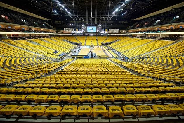 Basketball Berlin 07.06.2018 easyCredit-BBL 1. Bundesliga Saison 2017 2018 Playoffs Finale Spiel 2 Alba Berlin - FC Bayern München Mercedes-Benz-Arena Sportstätte mit 10000 Fan T-Shirts ausgelegt Choreografie