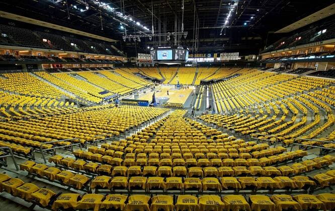 Basketball Berlin 07.06.2018 easyCredit-BBL 1. Bundesliga Saison 2017 2018 Playoffs Finale Spiel 2 Alba Berlin - FC Bayern München Mercedes-Benz-Arena Sportstätte mit 10000 Fan T-Shirts ausgelegt Choreografie