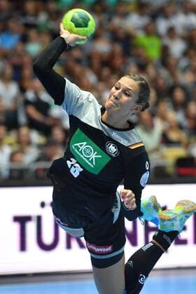 Franziska MUELLER (GER),Sprungwurf, Aktion,Einzelbild,angeschnittenes Einzelmotiv,Halbfigur,halbe Figur. Handball Laenderspiel der Frauen. Deutschland (GER)-Polen(POL) 30-29 am 06.06.2018 Olympiahalle in Muenchen.