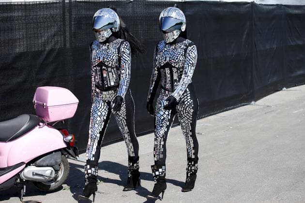Motorsports: FIA Formula One World Championship WM Weltmeisterschaft 2018, Grand Prix of Canada 2 women in mirror suit Montreal Canada