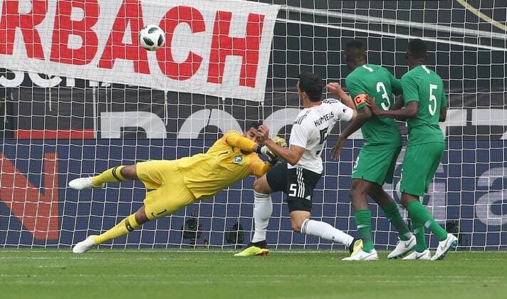 Bilder des Tages - SPORT Torwart Abdullah Al Muaiouf, Mats Hummels Aktion Spielszene Zweikampf Fußball Fussball Länderspiel Testspiel Saison 2017 2018 08.06.2018 DFB Nationalmannschaft GER BRDeutschland vs. Saudi Arabien
