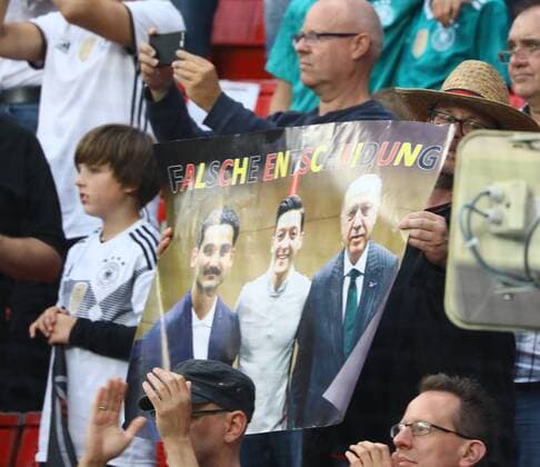 Themen der Woche - SPORT KW23 Bilder des Tages - SPORT Fan weist Mesut Oezil (Deutschland Germany) und Ilkay Guendogan (Deutschland, Germany) darauf hin, dass ihr Bild mit Präsident Erdogan eine falsche Entscheidung war - 08.06.2018: Deutschland vs. Saudi-Arabien, Freundschaftsspiel, BayArena Leverkusen *** Fan points Mesut Oezil Germany Germany and Ilkay Guendogan Germany Germany that their image with President Erdogan was a wrong decision 08 06 2018 Germany vs Saudi Arabia Friendly Match BayArena Leverkusen