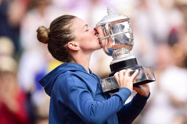 Joie de Simona Halep (Rou) avec le trophee de Vainqueur TENNIS : Internationaux de France de Roland Garros 2018 - Finale Femme - Paris - 09 06 2018 JBAutissier Panoramic 