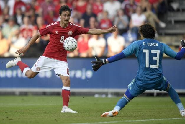 Thomas Delaney fra Danmark i skudforsoeg mod Guillermo Ochoa fra Mexico under venskabs landskampen i fodbold mellem Danmark og Mexico paa Broendby Stadion, loerdag den 9. juni 2018. , Broendby Denmark  Copyright: ©LarsxMoeller LarsxMoellerx COP102 spdk20180609-205802-L