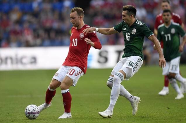Christian Eriksen fra Danmark i naerkamp med Hector Herrera fra Mexico under venskabs landskampen i fodbold mellem Danmark og Mexico paa Broendby Stadion, loerdag den 9. juni 2018. , Broendby Denmark  Copyright: ©LarsxMoeller LarsxMoellerx COP102 spdk20180609-205829-L