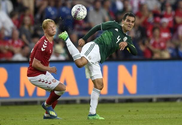 WM 2018, Testspiel, Dänemark - Mexiko Kasper Dolberg fra Danmark i naerkamp med Rafael Marquez fra Mexico under venskabs landskampen i fodbold mellem Danmark og Mexico paa Broendby Stadion, loerdag den 9. juni 2018. , Broendby Denmark  Copyright: ©LarsxMoeller LarsxMoellerx COP102 spdk20180609-224047-L