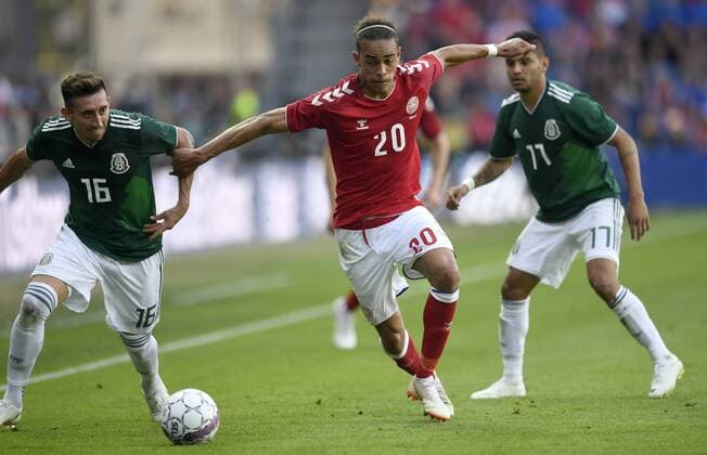 WM 2018, Testspiel, Dänemark - Mexiko Yussuf Yurary Poulsen fra Danmark i naerkamp med Hector Herrera og Jesus Manuel Corona fra Mexico under venskabs landskampen i fodbold mellem Danmark og Mexico paa Broendby Stadion, loerdag den 9. juni 2018. , Broendby Denmark  Copyright: ©LarsxMoeller LarsxMoellerx COP102 spdk20180609-224057-L