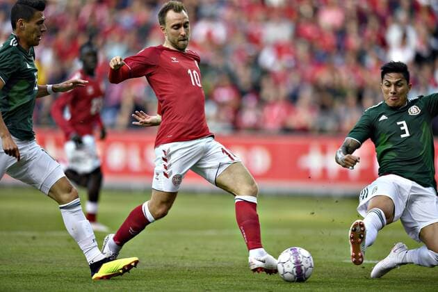 Christian Eriksen fra Danmark i naerkamp med Carlos Salcedo fra Mexico under venskabs landskampen i fodbold mellem Danmark og Mexico paa Broendby Stadion, loerdag den 9. juni 2018. , Broendby Denmark  Copyright: ©LarsxMoeller LarsxMoellerx COP102 spdk20180609-224525-L