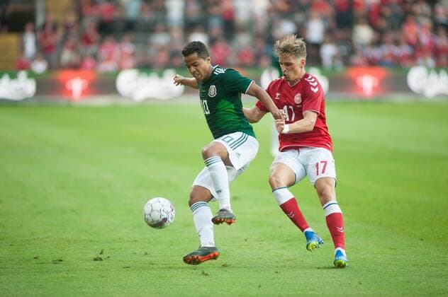 WM 2018, Testspiel, Dänemark - Mexiko Denmark s Jens Larsen (L) vies for the ball with Mexico s Oribe Peralta (L) during the International Friendly Länderspiel soccer match between Denmark and Mexico in Brondby, Denmark, 09 June 2018. Denmark vs Mexico !ACHTUNG: NUR REDAKTIONELLE NUTZUNG!  Copyright: xRicardoxRamírezx COP 20180610-636641862370817078
