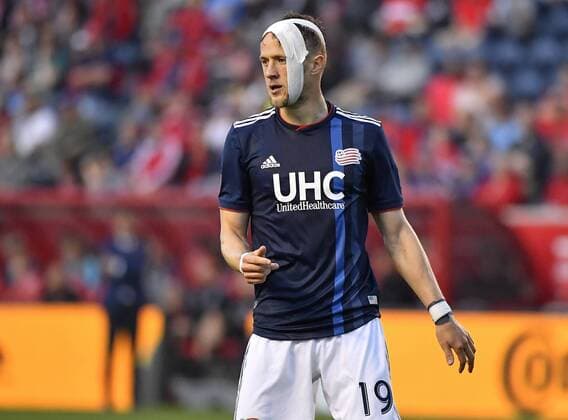 BRIDGEVIEW, IL - JUNE 09: New England Revolution defender Antonio Delamea Mlinar (19) with his head wrapped after sustaining an injury during the game against the Chicago Fire on June 9, 2018 at Toyota Park in Bridgeview, Illinois. (Photo by Quinn Harris Icon Sportswire) SOCCER: JUN 09 MLS Fussball Herren USA - New England Revolution at Chicago Fire Icon186900008 EDITORIAL USE ONLY