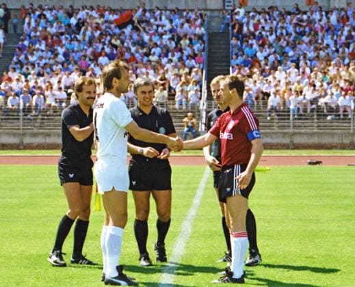 Aus 1. BL Saison 1988 89 Hannover 96 - Eintracht Frankfurt 1:1 am 17.06.1989 im Niedersachsenstadion. Im Foto: Begrüßung: Han96 Kpt. Karsten Surmann re. und Eintracht Kpt. Karl-Heinz Körbel sowie Schiri Klaus Broska mit Assi Heinz-Wilhelm König und Jürgen Blüthgen