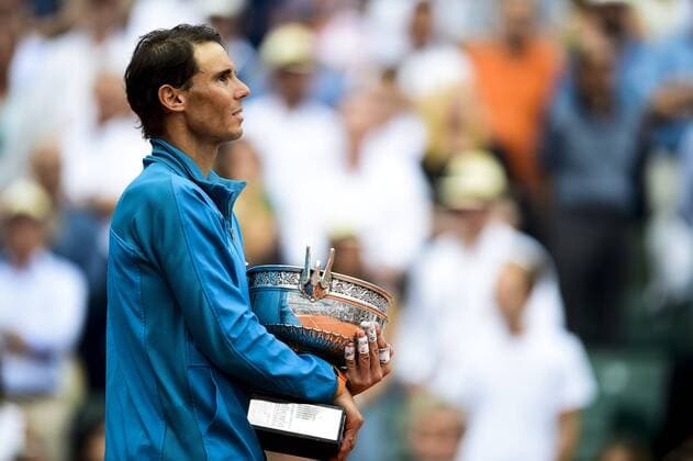 joie de Rafael Nadal (Esp) avec le trophee du vainqueur des internationaux de France de Roland Garros 2018 TENNIS : Internationaux de France de Roland Garros 2018 - Finale simple Messieurs - Paris - 10 06 2018 JBAutissier Panoramic 