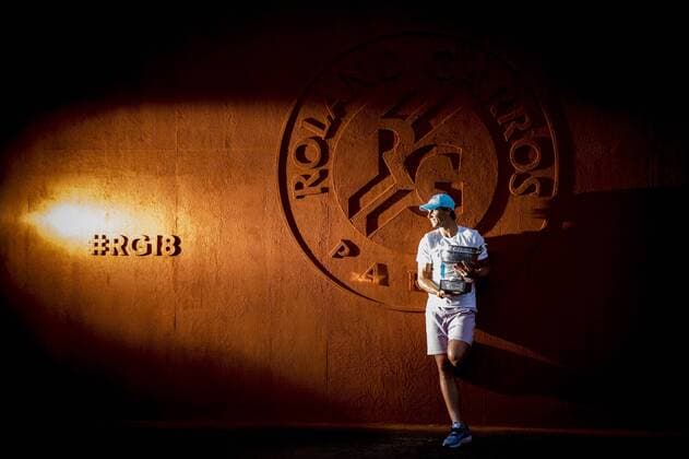 Rafael Nadal (Esp) posant avec le trophee du vainqueur des Internationaux de France de Roland Garros 2018 TENNIS : Internationaux de France de Roland Garros 2018 - Finale - Paris - 10 06 2018 JBAutissier Panoramic 