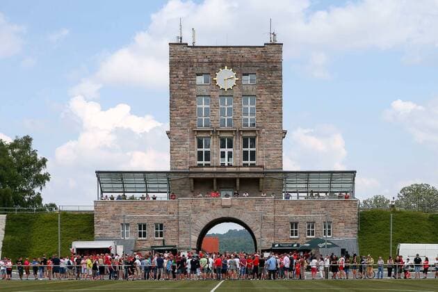 Zwickau, 10.06.2018, Westsachsenstadion, Fussball, 3. Liga, FSV Zwickau Trainingsauftakt , Im Bild: Historischer Stadionturm und Zwickauer Fans ,