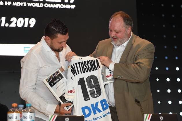 Handball, Herren, Weltmeisterschaft 2019 in Deutschland und Dänemark, Vorstellung der Berliner WM-Botschafter, Ex-Fußballer Torsten Mattuschka (li.) erhält von DHB-Pärsident Andreas Michelmann (re.) sein persönliches Trikot und die Botschafter-Urkunde, 11.06.18, Copyright: xMichaelxHundtx xMatthiasxKochx