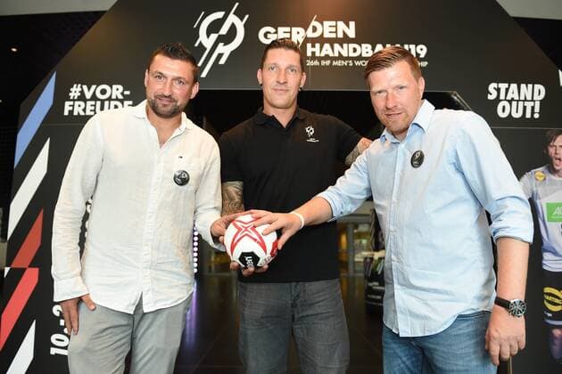 Handball, Herren, Weltmeisterschaft 2019 in Deutschland und Dänemark, Vorstellung der Berliner WM-Botschafter, Torsten Mattuschka, Stefan Kretschmar und Andreas Neuendorf mit dem offiziellen WM-Ball, 11.06.18, Copyright: xMichaelxHundtx xMatthiasxKochx