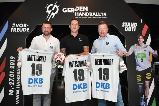 Handball, Herren, Weltmeisterschaft 2019 in Deutschland und Dänemark, Vorstellung der Berliner WM-Botschafter, Torsten Mattuschka, Stefan Kretschmar und Andreas Neuendorf mit ihren persönlichen WM-Trikots, 11.06.18, Copyright: xMichaelxHundtx xMatthiasxKochx