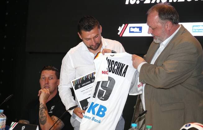 Berlin, Mercedes-Benz-Arena , 11.06.18, Vorstellung der Berliner Handball-WM-Botschafter anlaesslich der Handball Weltmeisterschaft 2019 Bild: Torsten Mattuschka, ehemaliger Profi-Fußballer von Union Berlin, DHB Praesident Andreas Michelmann Vorstellung der Berliner Handball-WM-Botschafter
