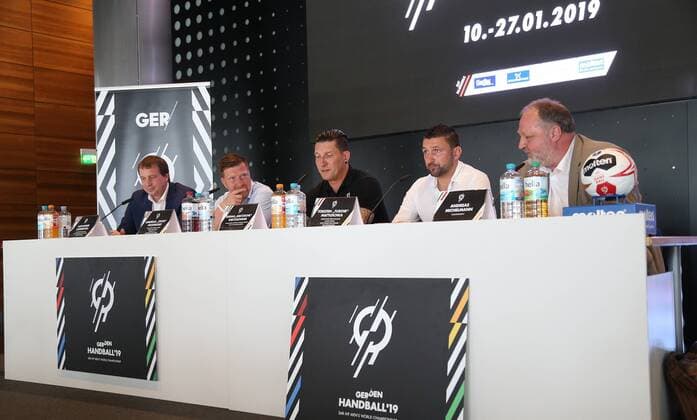 Berlin, Mercedes-Benz-Arena , 11.06.18, Vorstellung der Berliner Handball-WM-Botschafter anlaesslich der Handball Weltmeisterschaft 2019 Bild: v.l. Staatssekretaer fuer Aleksander Dzembritzki, Ex-Herthaner Mittelfeldspieler Andreas Neuendorf, Ex-Handball-Nationalspieler Stefan Kretzschmar und Torsten Mattuschka, ehemaliger Profi-Fußballer von Union Berlin, DHB Praesident Andreas Michelmann Vorstellung der Berliner Handball-WM-Botschafter
