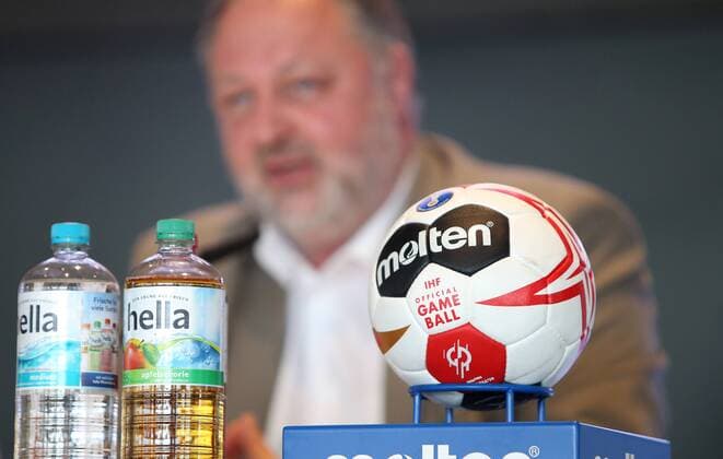 Berlin, Mercedes-Benz-Arena , 11.06.18, Vorstellung der Berliner Handball-WM-Botschafter anlaesslich der Handball Weltmeisterschaft 2019 Bild: offizieller Game Ball IHF molten Handball 2019 WM, im Hintergrund DHB Praesident Andreas Michelmann Vorstellung der Berliner Handball-WM-Botschafter
