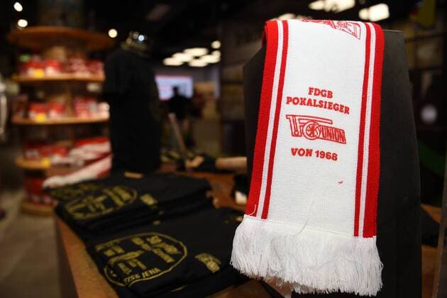 Fussball, Herren, Jubiläum zum Sieg des 1. FC Union Berlin im FDGB-Pokal vor 50 Jahren, Replika des Fanschals, der gemeinsam mit der Fan-Szene Köpenick entworfen wurden, 11.06.18, *** Football Mens Anniversary for the victory of the 1 FC Union Berlin in the FDGB Cup 50 years ago Replica of the fan scarf that was designed together with the fan scene Köpenick 11 06 18 Copyright: xMichaelxHundtx xMatthiasxKochx