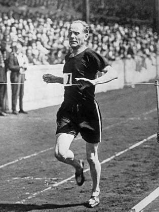 London, England: c. 1928 Paavo Nurmi, the Flying Finn in an attempt to break his own four mile world record of 19 minutes, 15.6 seconds, at the annual Stamford Bridge meet. xUnderwoodxArchives 3-Sport-TF-M-T_10 990_05_3-Sport-TF-M-T_10HR