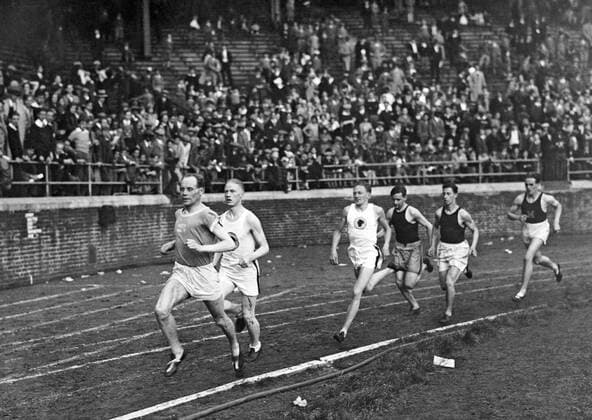 Philadelphia, Pennsylvania: 1929 Finn Paavo Nurmi surges ahead into the lead on his way to setting a new world s record in the two mile run at the Penn Relay Carnival held at Franklin Field at the University of Pennsylvania. xUnderwoodxArchives 3-Sport-TF-M-T_12 990_05_3-Sport-TF-M-T_12HR
