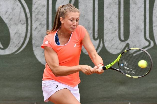 GER, ITF Womens Circuit, 6. ITF- Bredeney Ladies Open 2018 vom 11.-16. Juni, im Bild 11.06.2018, Verein Tennisclub Bredeney e.V. Essen GER, ITF Womens Circuit, 6. ITF- Bredeney Ladies Open 2018 vom 11.-16. Juni, im Bild Anna Gabric (GER) beim Rückhandschlag