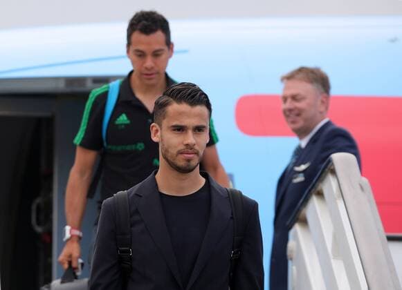 MOSCOW REGION, RUSSIA - JUNE 11, 2018: Mexican football player Alfredo Talavera (front) and teammate disembark from an airliner as Mexico s national football team arrives at Sheremetyevo International Airport, ahead of FIFA World Cup WM Weltmeisterschaft Fussball Russia 2018. Sergei Bobylev TASS  TS0838DE