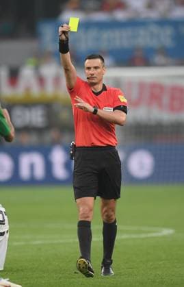 08.06.2018, Fussball Nationalmannschaft, Laenderspiel, Nationalteams, Deutschland - Saudi Arabien 2:1, Schiedsrichter Slavko Vincic (SLO) zeigt die Gelbe Karte