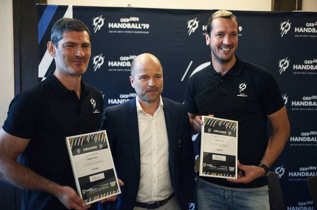 Handball WM 2019 12.06.2018, Lindner Hotel, Hamburg, WM Pressekonferenz, WM Botschafter im Bild. Hamburgs WM Botschafter v. l. Henning Fritz und Pascal Hens ausgezeichnet vom DHB Marketing Chef Thomas Zimmermann Â