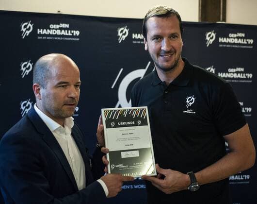 Handball WM 2019 12.06.2018, Lindner Hotel, Hamburg, WM Pressekonferenz, WM Botschafter im Bild. Hamburgs WM Botschafter v. l. Pascal Hens ausgezeichnet von DHB Marketing Chef Thomas Zimmermann METELMANN Photographie Wedel Landstrasse 115 2259 Hamburg