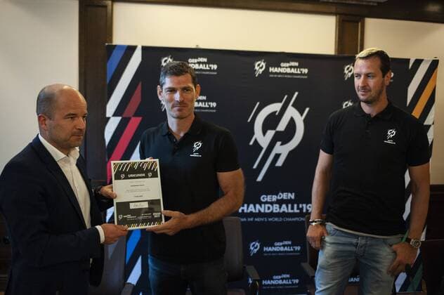 Handball WM 2019 12.06.2018, Lindner Hotel, Hamburg, WM Pressekonferenz, WM Botschafter im Bild. Hamburgs WM Botschafter v. l. Henning Fritz und Pascal Hens ausgezeichnet vom DHB Marketing Chef Thomas Zimmermann Â