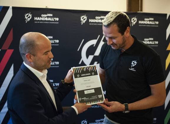 Handball WM 2019 12.06.2018, Lindner Hotel, Hamburg, WM Pressekonferenz, WM Botschafter im Bild. Hamburgs WM Botschafter v. r. Pascal Hens ausgezeichnet von DHB Marketing Chef Thomas Zimmermann Â