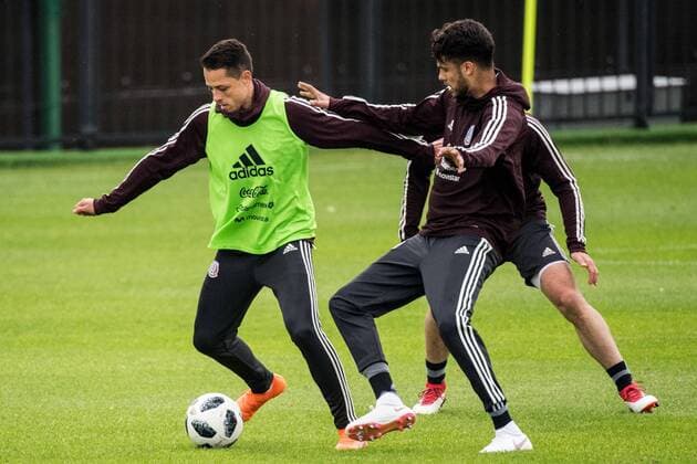 180612 Javier Hernandez (left) of Mexico during a training session ahead of the 2018 FIFA World Cup WM Weltmeisterschaft Fussball on June 12, 2018 in Moscow. Photo: Petter Arvidson BILDBYRN kod PA 92060 Copyright: PETTERxARVIDSON BB180612PA054