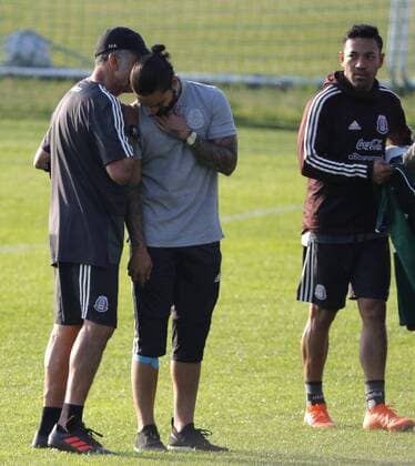Mexico s national soccer team coach, Colombian Juan Carlos Osorio (L), greets his compatriot, singer Maluma (C), during a training session two days before the start of the 2018 FIFA World Cup WM Weltmeisterschaft Fussball Russia, in Moscow, Russia, 12 June 2018. Mexico s national soccer team training session in Moscow !ACHTUNG: NUR REDAKTIONELLE NUTZUNG!  Copyright: xLavandeiraxJr.x MOS11 20180612-636644257839707705