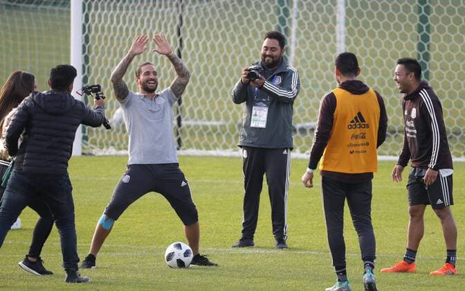 Colombian singer Maluma (C) during a training session of Mexico s national soccer team, two days before the start of the 2018 FIFA World Cup WM Weltmeisterschaft Fussball Russia, in Moscow, Russia, 12 June 2018. Mexico s national soccer team training session in Moscow !ACHTUNG: NUR REDAKTIONELLE NUTZUNG!  Copyright: xLavandeiraxJr.x MOS18 20180612-636644262592882658