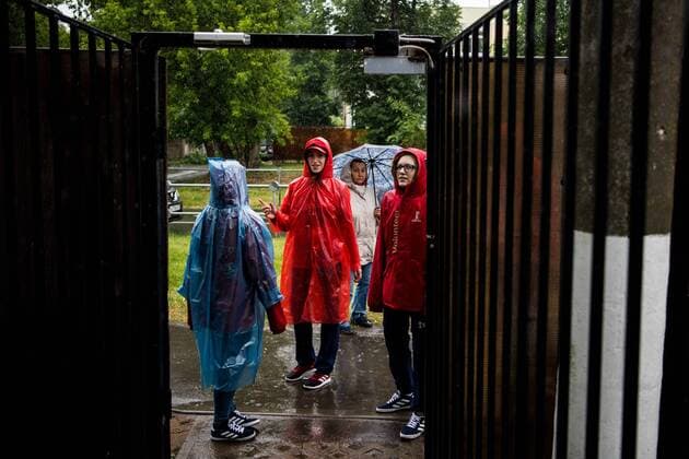 180612 Volunteers is seen in the heavy rain prior team Mexico practice session ahead of the 2018 FIFA World Cup WM Weltmeisterschaft Fussball on June 12, 2018 in Moscow. Photo: Petter Arvidson BILDBYRN kod PA 92060 Copyright: PETTERxARVIDSON BB180612PA058
