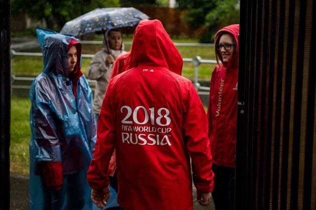 180612 Volunteers is seen in the heavy rain prior team Mexico practice session ahead of the 2018 FIFA World Cup WM Weltmeisterschaft Fussball on June 12, 2018 in Moscow. Photo: Petter Arvidson BILDBYRN kod PA 92060 Copyright: PETTERxARVIDSON BB180612PA059
