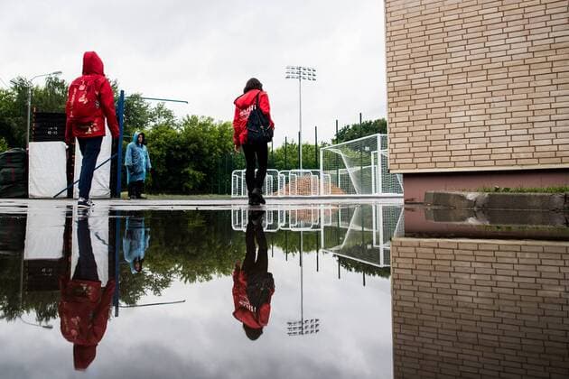 180612 Volunteers is reflected in a puddle after a heavy rain prior team Mexico practice session ahead of the 2018 FIFA World Cup WM Weltmeisterschaft Fussball on June 12, 2018 in Moscow. Photo: Petter Arvidson BILDBYRN kod PA 92060 Copyright: PETTERxARVIDSON BB180612PA062