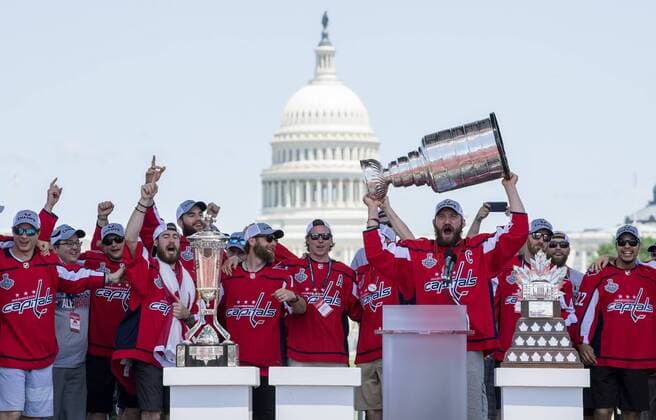 Themen der Woche - SPORT KW25 Bilder des Tages - SPORT Washington Capitals left wing Alex Ovechkin (8), from Russia, holds the the Stanley Cup as he celebrates with his teammates during their victory parade in Washington on June 12, 2018. The Capitals defeated the Las Vegas Golden Knights in five games to earn the NHL Eishockey Herren USA hockey championship.  WAP20180612307 KEVINxDIETSCH