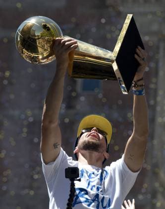 Golden State Warrior Stephen Curry holds the NBA Basketball Herren USA trophy as his bus moves up Broadway for the Warriors victory parade in Oakland, California on June 12, 2018. The Warriors and their fans are celebrating back to back NBA championships.  SXP2018061208 TERRYxSCHMITT